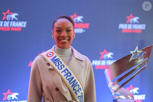 Angelique Angarni Filopon, Miss France 2025 présente à l'Hippodrome Paris Vincennes pour remettre au vainqueur le Prix de France, Vincennes, France le 26 janvier 2025.
Crédit : LIONEL URMAN  / BESTIMAGE