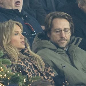Ophélie Meunier et son mari Mathieu Vergne - Célébrités dans les tribunes lors du match de Ligue des Champions entre le Paris Saint Germain contre Tottenham Hotspur Football Club (5-3) au Parc des Princes à Paris le 26 novembre 2025. © Cyril Moreau/Bestimage