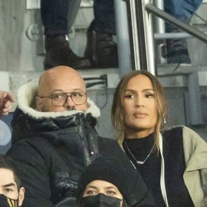 Vitaa (enceinte de son 3ème enfant) et son mari Hicham Bendaoud, Nikola Karabatic et sa compagne Geraldine Pillet - People lors de la huitième de finale aller de la Ligue des champions entre le PSG et le Real Madrid au Parc des Princes à Paris le 15 février 2022. © Cyril Moreau/Bestimage