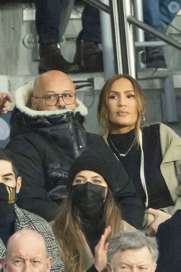 Vitaa (enceinte de son 3ème enfant) et son mari Hicham Bendaoud, Nikola Karabatic et sa compagne Geraldine Pillet - People lors de la huitième de finale aller de la Ligue des champions entre le PSG et le Real Madrid au Parc des Princes à Paris le 15 février 2022. © Cyril Moreau/Bestimage