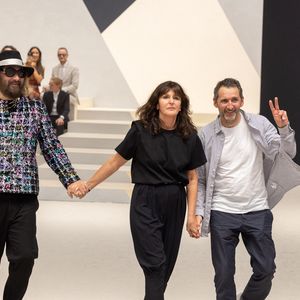 Sébastien Tellier, Virginie Viard et Xavier Veilhan lors du défilé 2 de mode Haute-Couture automne-hiver 2022-2023 "Chanel" à Paris, le 5 juillet 2022.
© Olivier Borde/Bestimage
