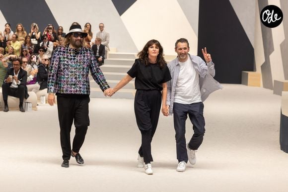 Sébastien Tellier, Virginie Viard et Xavier Veilhan lors du défilé 2 de mode Haute-Couture automne-hiver 2022-2023 "Chanel" à Paris, le 5 juillet 2022. 

© Olivier Borde/Bestimage