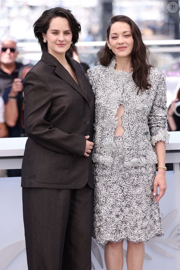 Noemie Merlant, Marion Cotillard posant lors du photocall Roma Elastica au 79ème Festival de Cannes au Palais des Festivals le 21 mai 2026 à Cannes, France. Photo par Jerome Domine/ABACAPRESS.COM
