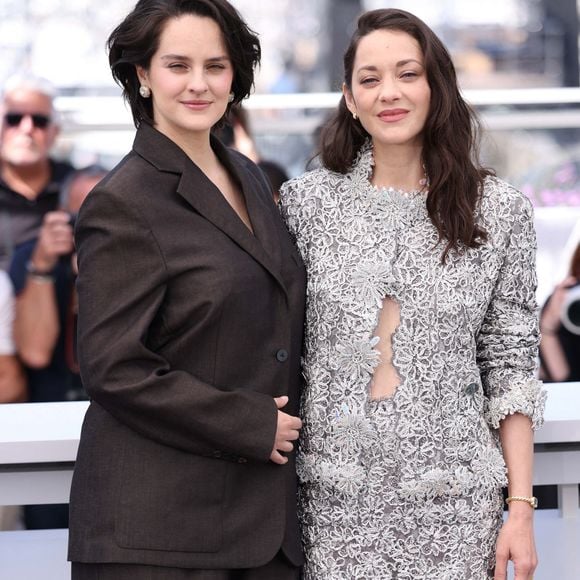 Noemie Merlant, Marion Cotillard posant lors du photocall Roma Elastica au 79ème Festival de Cannes au Palais des Festivals le 21 mai 2026 à Cannes, France. Photo par Jerome Domine/ABACAPRESS.COM