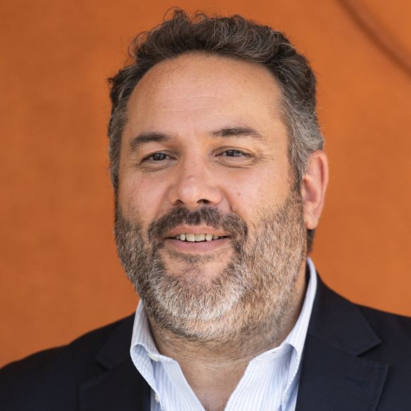 À cette occasion, le présentateur est venu faire une visite surprise sur le plateau de son émission accompagné de ses nouvelles recrues. 

Bruce Toussaint au village lors des Internationaux de France de Tennis de Roland Garros 2025. Paris, le 30 mai 2025. 
© Moreau / Jacovides / Bestimage