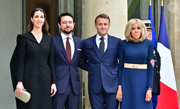 Sous les sourires et les poignées de main, un message fort : celui d’une coopération renouvelée entre Paris et Amman.

Le président français Emmanuel Macron et Brigitte Macron, Hussein ben Abdallah, et sa femme la princesse Rajwa Al Hussein à l'Elysée, le 8 octobre 2025. 

© Christian Liewig / Bestimage
