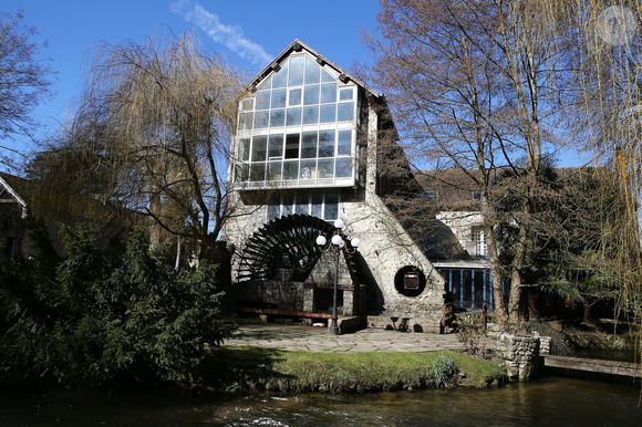 Sa demeure a été laissée à l'abandon pendant des années

Rassemblement pour les 40 ans de la mort de Claude François à l'église de Dannemois et au cimetière puis visite du moulin ou il habitait le 11 mars 2018. © Agence/Bestimage