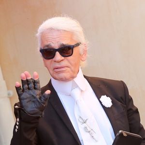 En l'ayant ainsi couchée sur son testament, Karl Lagarfeld lui exprime son amitié éternelle. 

Karl Lagerfeld chez Senequier - Karl Lagerfeld se promène dans les rues de Saint Tropez le 31 juillet 2013.