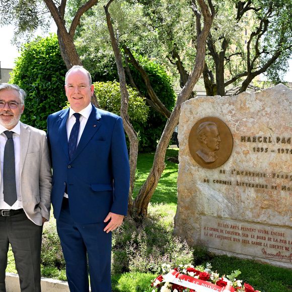 Le prince Albert II de Monaco a rendu hommage à Marcel Pagnol devant la stèle du square Marcel Pagnol des Jardins du Trocadéro, le 16 avril 2024, en compagnie de son petit fils, Nicolas Pagnol, commémorant ainsi les 50 ans de la disparition de cet homme de lettres. © Bruno Bebert / Bestimage