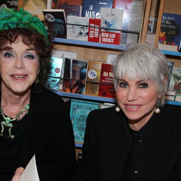 Anny Duperey, Évelyne Dress - A.Duperey dédicace son livre "Respire, c'est de l'iode !" à la librairie La 25e Heure à Paris le 9 avril 2025. © Philippe Baldini / Bestimage