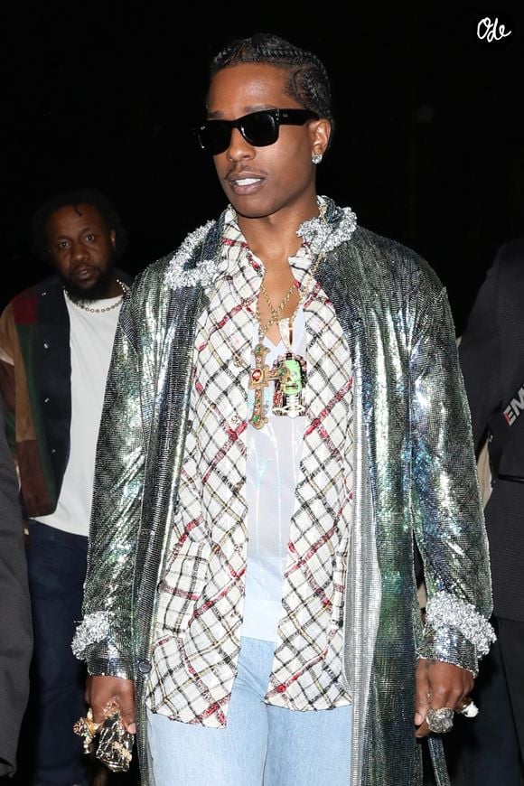 New York, NY ASAP Rocky a continué à dominer la mode jusque tard dans la nuit, arrivant à son hôtel de New York à 4 heures du matin dans un look streetwear audacieux et accrocheur après le Met Gala.