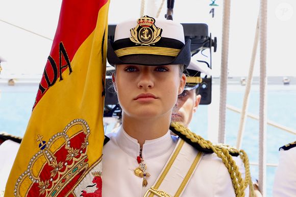 En effet, depuis janvier 2025, la princesse Leonor vit à bord du Juan Sebastián de Elcano...

La princesse Leonor à bord du Juan Sebastian Elcano lors d'une étape à Montevideo (Uruguay), le 7 mars 2025.