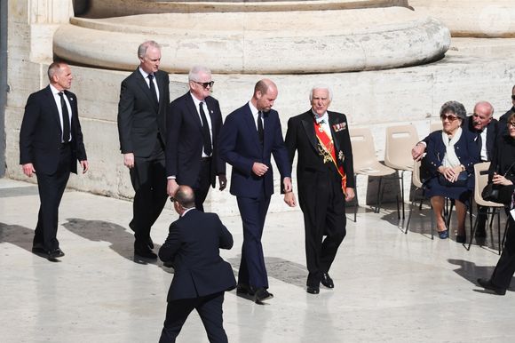 Les dirigeants et les têtes couronnées, venus du monde entier, assistent aux funérailles du pape François sur la place Saint-Pierre au Vatican à Rome, le 26 avril 2025. Backgrid UK/ Bestimage