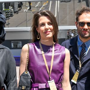 Elle portait également un sac Chanel

Charlotte Casiraghi, Jacky Ickx et sa femme Khadja Nin dans les paddocks du Formula 1 Louis Vuitton Grand Prix de Monaco 2026, à Monte Carlo, Monaco, le 6 juin 2026. © Bruno Bebert/Bestimage