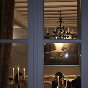 Ils ont été captés en train de profiter d'un dîner aux chandelles avec des amis. Assis à côté de sa belle, Maxim Nucci ne peut s'empêcher de la regarder tendrement tandis qu'elle affiche un large sourire

Isabelle Ithurburu et son compagnon Maxim Nucci aperçus lors d'un dîner. Instagram