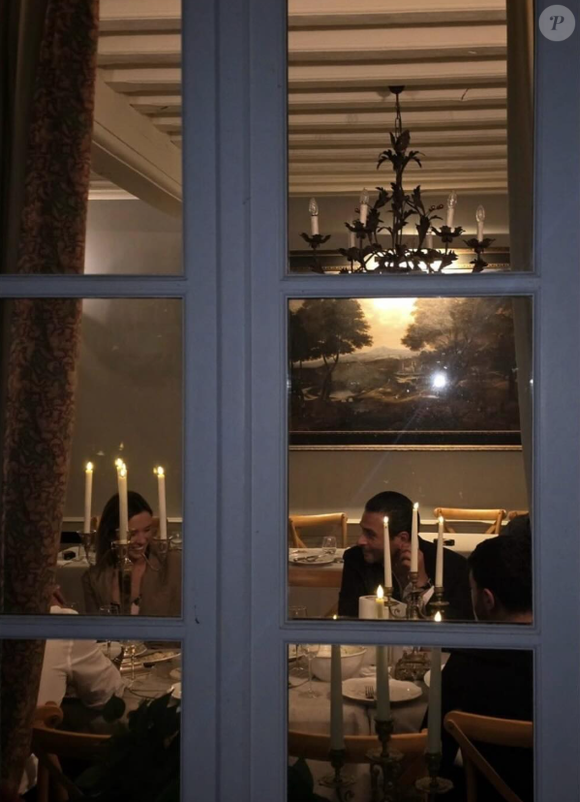 Ils ont été captés en train de profiter d'un dîner aux chandelles avec des amis. Assis à côté de sa belle, Maxim Nucci ne peut s'empêcher de la regarder tendrement tandis qu'elle affiche un large sourire

Isabelle Ithurburu et son compagnon Maxim Nucci aperçus lors d'un dîner. Instagram