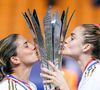 Joueuses de football à Lyon depuis 2021 et gagnantes de la Ligue des champions, Ellie Carpenter (25 ans) et Daniëlle Van de Donk (33 ans) se sont mariées

Ellie Carpenter et Danielle Van de Donk - Le club de foot féminin de l'Olympique Lyonnais remporte le Trophée des Championnes face au PSG à Troyes. @Bestimage