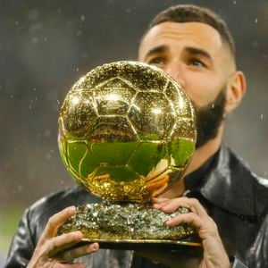 Karim Benzema  présente son Ballon d'Or aux supporters dans le stade Santiago Bernabeu à Madrid, le 22 octobre 2022. © Pablo Garcia/DAX via Zuma Press/Bestimage