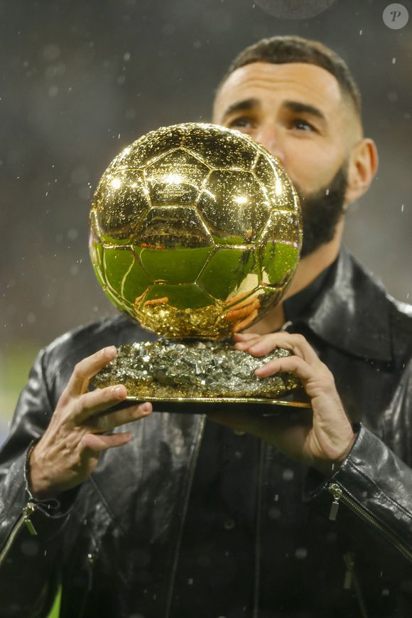 Karim Benzema  présente son Ballon d'Or aux supporters dans le stade Santiago Bernabeu à Madrid, le 22 octobre 2022. © Pablo Garcia/DAX via Zuma Press/Bestimage