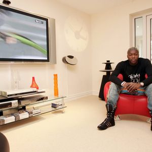 Djibril Cissé chez lui à Liverpool, en Angleterre, le 25 août 2004. © Angeli-Jacovides/Bestimage
