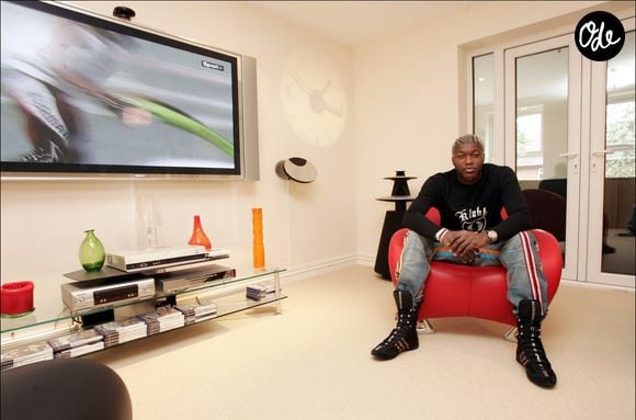 Djibril Cissé chez lui à Liverpool, en Angleterre, le 25 août 2004. © Angeli-Jacovides/Bestimage