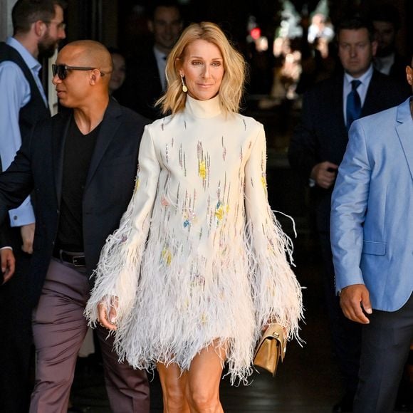Céline Dion sort de l'hôtel de Crillon pour se rendre au défilé de mode Haute-Couture automne-hiver 2019/2020 Valentino à Paris le 3 juillet 2019.