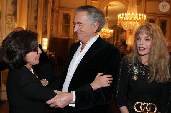 Semi Exclusif - Rachida Dati, ministre de la Culture, Bernard-Henri Lévy, Arielle Dombasle - Arielle Dombasle est élevée au rang d'Officière de l'ordre des Arts et Lettres au Ministère de la Culture à Paris le 08 Décembre 2025.

© Philippe Baldini / Bestimage