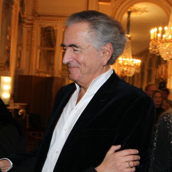 Semi Exclusif - Rachida Dati, ministre de la Culture, Bernard-Henri Lévy, Arielle Dombasle - Arielle Dombasle est élevée au rang d'Officière de l'ordre des Arts et Lettres au Ministère de la Culture à Paris le 08 Décembre 2025.

© Philippe Baldini / Bestimage