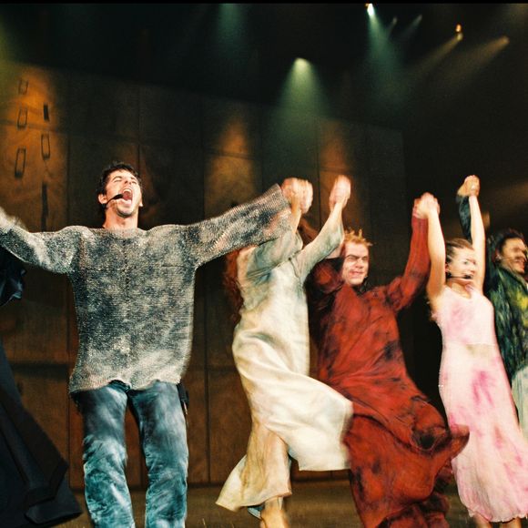 Daniel Lavoie, Patrick Fiori, Hélène Ségara, Garou, Julie Zenatti, Bruno Pelletier et Luck Mervil de la troupe de la comédie-musicale Notre-Dame de Paris.

RINDOFF-COLIN / BESTIMAGE
