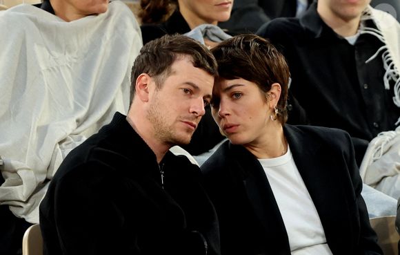 Alice Isaaz et Léo Dussollier dans les tribunes lors de la session du soir des Internationaux de France de Tennis de Roland Garros 2025, à Paris, France, le 4 juin 2025. © Jacovides-Moreau/Bestimage