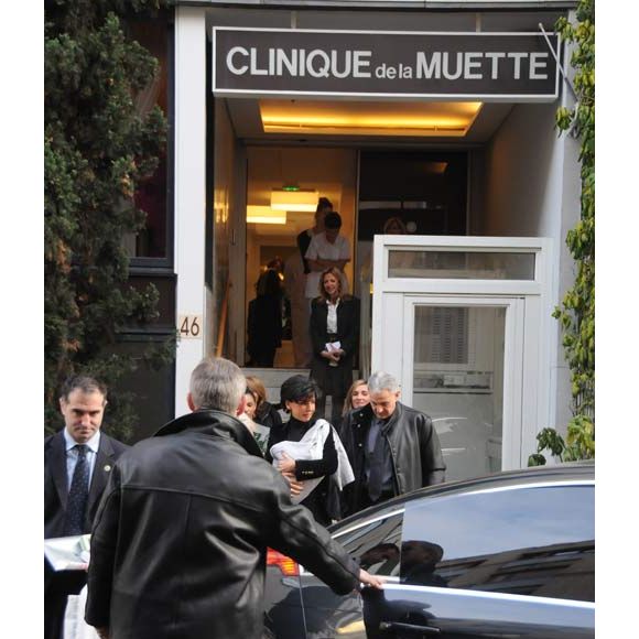 Rachida Dati sort de la clinique avec sa petite Zohra en bandoulière, le 7/01/09. Angeli