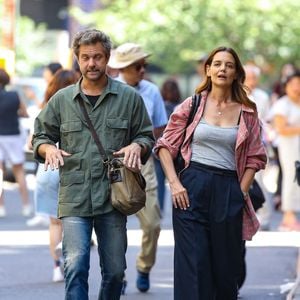 Katie Holmes et Joshua Jackson sur le tournage du film "Happy Hours" à New York le 8 août 2025. © Backgrid USA / Bestimage