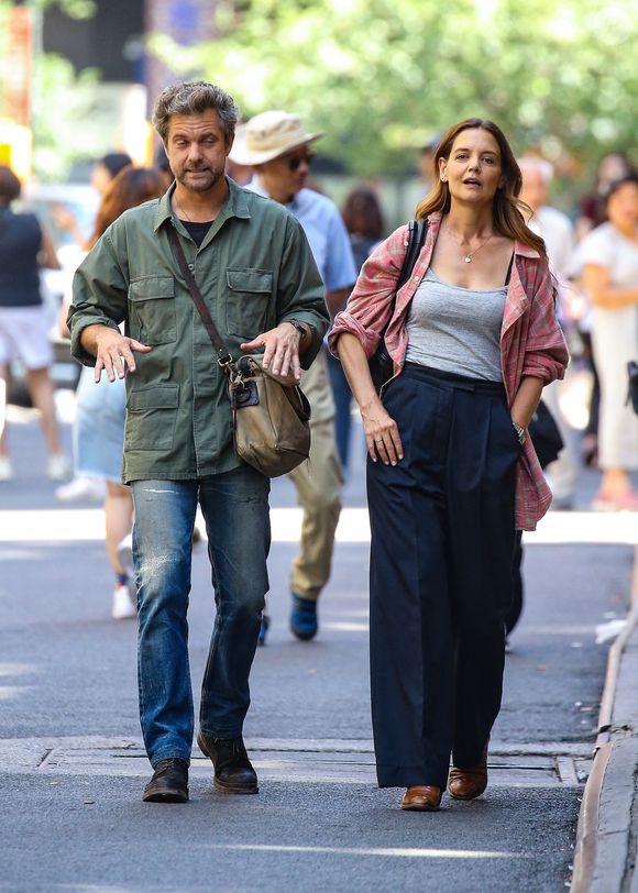 Katie Holmes et Joshua Jackson sur le tournage du film "Happy Hours" à New York le 8 août 2025. © Backgrid USA / Bestimage