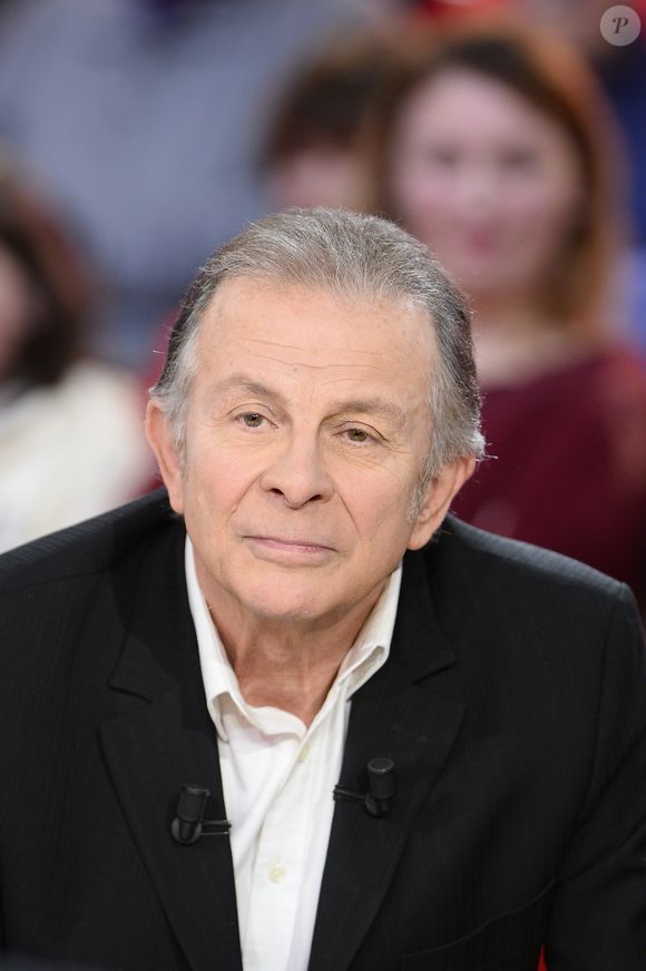 "C'est vrai qu'elle aurait pu me quitter. Elle ne l'a pas fait, je ne l'en aime que plus."

Roland Giraud - Enregistrement de l'émission "Vivement Dimanche" à Paris le 15 Décembre 2015.  ©Coadic Guirec / Bestimage