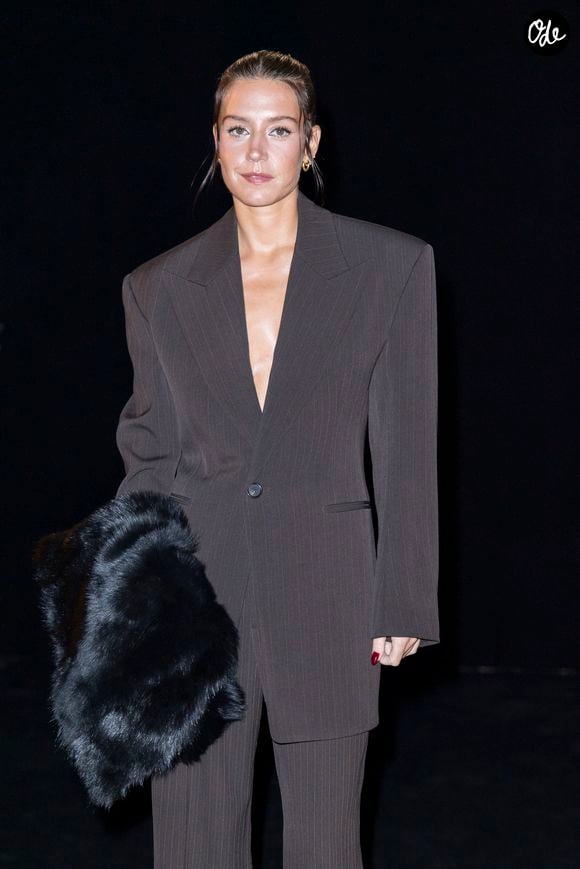 Les deux actrices ont affiché des looks très similaires en costumes oversize.

Adèle Exarchopoulos - Photocall du défilé Saint Laurent Collection Femme Prêt-à-Porter Printemps/Eté 2027 lors de la Fashion Week de Paris (PFW) à la Fontaine du Trocadéro, à Paris, France, le 29 septembre 2026. © Olivier Borde/Bestimage