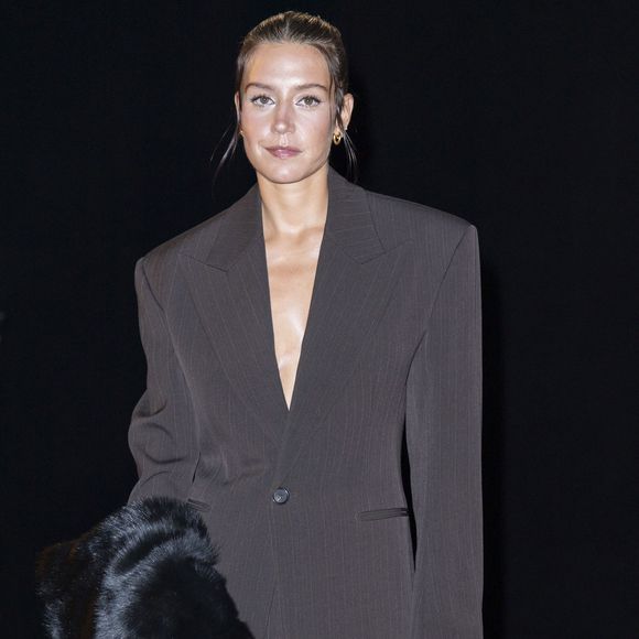 Les deux actrices ont affiché des looks très similaires en costumes oversize.

Adèle Exarchopoulos - Photocall du défilé Saint Laurent Collection Femme Prêt-à-Porter Printemps/Eté 2027 lors de la Fashion Week de Paris (PFW) à la Fontaine du Trocadéro, à Paris, France, le 29 septembre 2026. © Olivier Borde/Bestimage