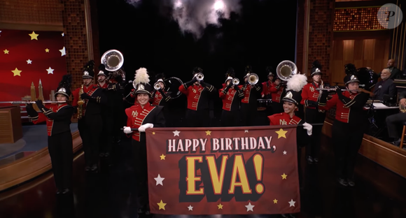 L'actrice fêtait son 52e anniversaire et a eu une jolie surprise de la part d'une fanfare pour l'occasion.

Capture d'écran de "The Tonight Show" avec Eva Mendes et Ryan Gosling le jeudi 5 mars 2026