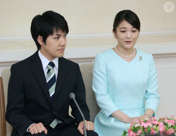Dans cette photo d'archives datée du 3 septembre 2017, la princesse japonaise Mako, à droite, et Kei Komuro, à gauche, assistent à une conférence de presse après l'annonce de leurs fiançailles informelles au domaine impérial d'Akasaka à Tokyo, au Japon. Photo by Pool/Jiji Press/ABACAPRESS.COM