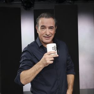 Exclusif -  Jean Dujardin, sur le plateau de Clique présenté par M.Achour, et diffusé sur Canal + le 27 octobre 2025, à Paris, France, le 21 octobre 2025. © Jack Tribeca/Bestimage