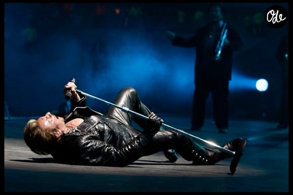 Aujourd'hui, en 2026, Allumer le feu traverse les décennies avec des centaines de milliers de ventes physiques et des millions de streams cumulés.

EXCLU : Johnny Hallyday en concert au Stade de France, le 17 juin 2012.