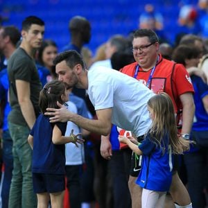 Le 18 septembre 2026, elle s’est produite sur un stade à Los Angeles devant les joueurs et le public.

Le gardien de but français Hugo Lloris avec ses filles Giuliana (à gauche) et Anna-Rose à l'issue du match des huitièmes de finale disputé au Stade de Lyon, en France, le dimanche 26 juin 2016.  Photo de Nick Potts/PA/ABACAPRESS.COM