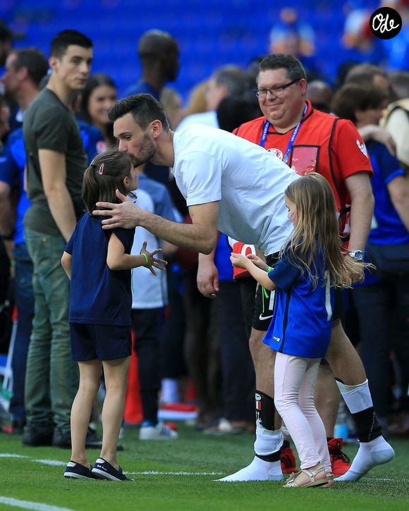 Le 18 septembre 2026, elle s’est produite sur un stade à Los Angeles devant les joueurs et le public.

Le gardien de but français Hugo Lloris avec ses filles Giuliana (à gauche) et Anna-Rose à l'issue du match des huitièmes de finale disputé au Stade de Lyon, en France, le dimanche 26 juin 2016.  Photo de Nick Potts/PA/ABACAPRESS.COM