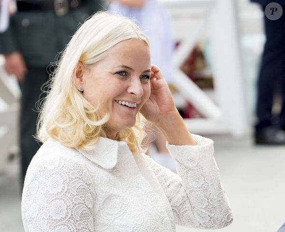 Une transplantation pulmonaire semble désormais inévitable pour la princesse Mette-Marit de Norvège

La princesse Mette-Marit - La famille royale de Norvège lors du jubilé de 25 ans de règne du roi Harald de Norvège à Trondheim, le 23 juin 2016.
Crédit : Royalportraits Europe/Bernard Rubsamen / Bestimage