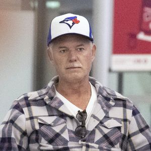 Eric Dane est atteint de la maladie de Charcot.

Eric Dane est aperçu en fauteuil roulant à la sortie de l'aéroport international de Toronto. L'acteur américain de 52 ans, star d'Euphoria, s'est engagé à poursuivre son travail et son combat contre la SLA. Photo par The ImageDirect / Bestimage