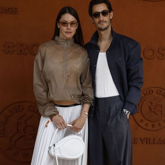 Pierre Niney et sa compagne Natasha Andrews lors des Internationaux de France de Tennis de Roland Garros 2026, à Paris, France, le 7 juin 2026. © Jacovides-Moreau/Bestimage