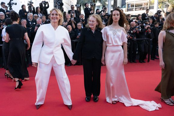 Judith Godreche, Annie Ernaux et Tess Barthelemy sur le tapis rouge d'El Ser Querido lors du 79ème Festival de Cannes à Cannes, France, le 16 mai 2026. Photo par Laurent Zabulon/ABACAPRESS.COM