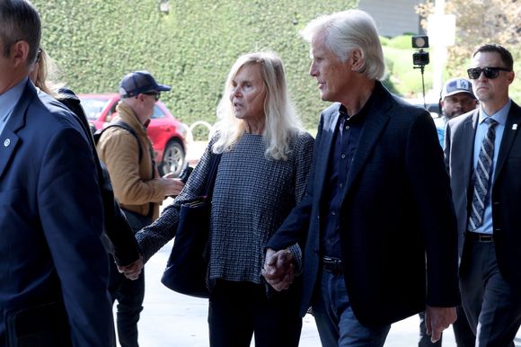La mère de Matthew Perry, Suzanne Morrison, et son beau-père, Keith, arrivent au tribunal fédéral de Los Angeles (8 avril) avant la condamnation de la "reine de la kétamine", Jasveen Sangha, qui a fourni la kétamine à l'origine de la noyade de Matthew, la star de Friends, en 2024.
Backgrid USA / Bestimage