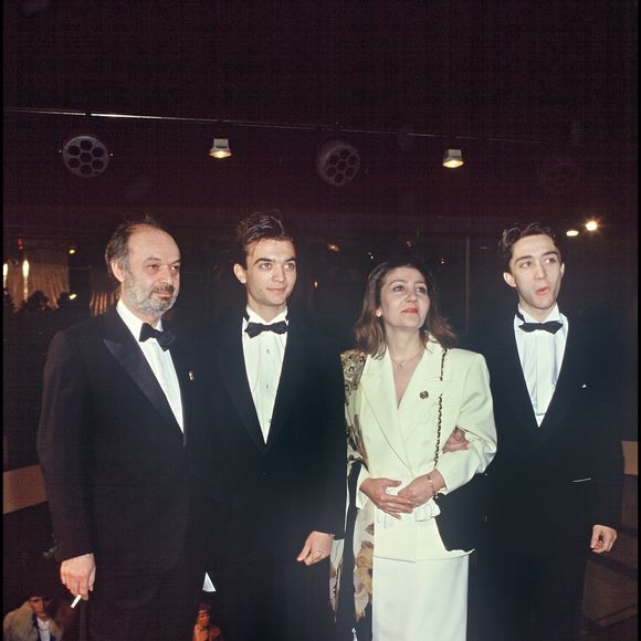 Claude Berri avec ses fils Thomas Langmann et Julien Rassam à la soirée des César 1989, France, 3 mars 1989.
Crédit : Rindoff-Paterson / Bestimage