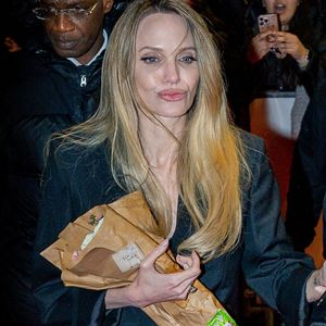 Paris, FRANCE Angelina Jolie est éblouissante dans un tailleur noir, portant un mini-sac Givenchy lors de la première de 'Couture' à Paris le 9 février 2026.


Photo : Backgrid USA / Bestimage