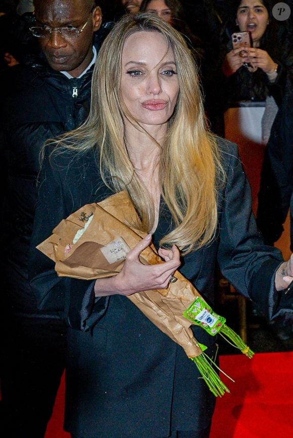 Paris, FRANCE Angelina Jolie est éblouissante dans un tailleur noir, portant un mini-sac Givenchy lors de la première de 'Couture' à Paris le 9 février 2026.


Photo : Backgrid USA / Bestimage